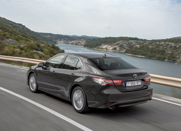 La berline tricorps Toyota Camry hybride-électrique se relance en Europe