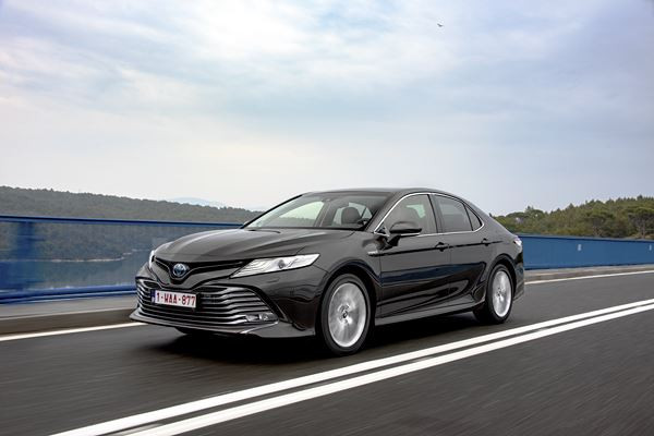 La berline tricorps Toyota Camry hybride-électrique se relance en Europe