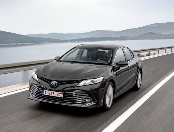 La berline tricorps Toyota Camry hybride-électrique se relance en Europe