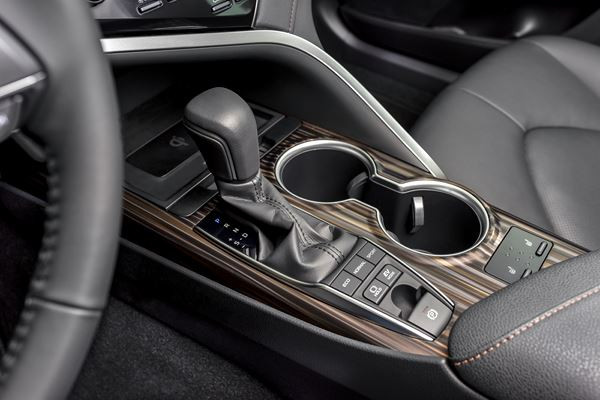 La berline tricorps Toyota Camry hybride-électrique se relance en Europe