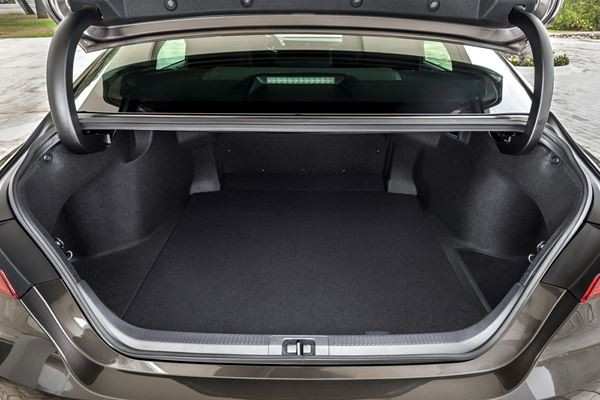 La berline tricorps Toyota Camry hybride-électrique se relance en Europe