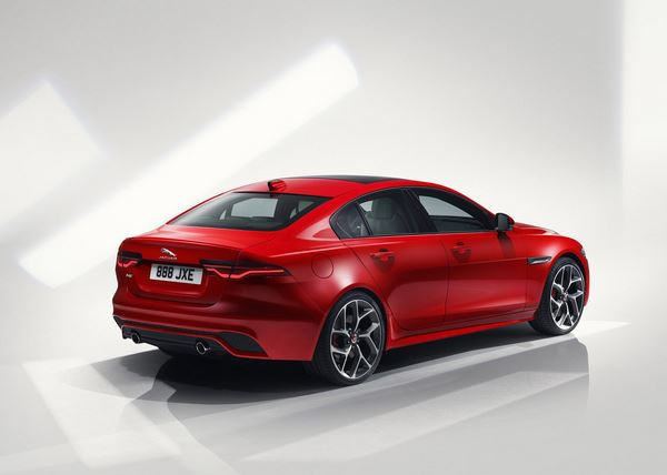 La berline Jaguar XE reçoit un restylage de mi-carrière
