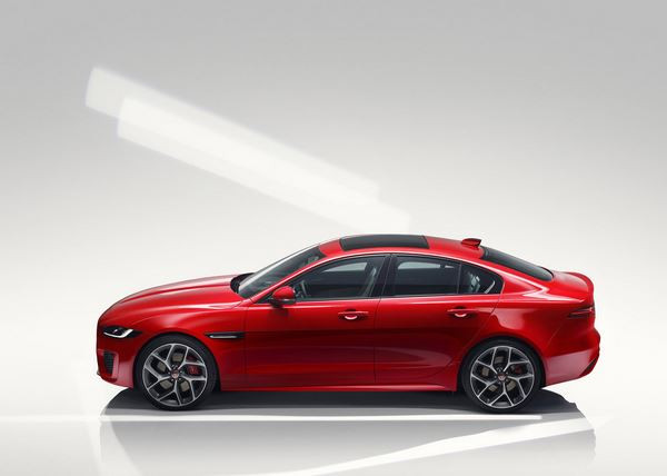 La berline Jaguar XE reçoit un restylage de mi-carrière