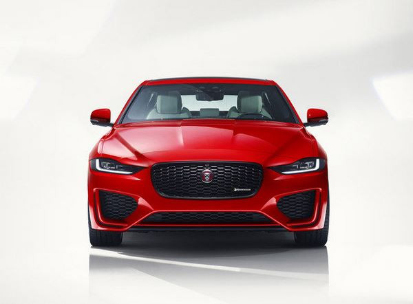La berline Jaguar XE reçoit un restylage de mi-carrière