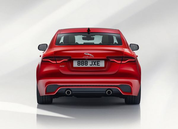 La berline Jaguar XE reçoit un restylage de mi-carrière