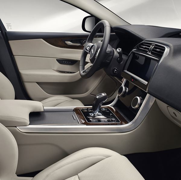La berline Jaguar XE reçoit un restylage de mi-carrière