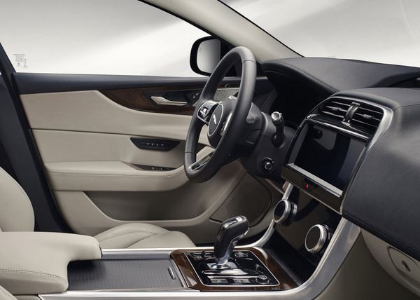 La berline Jaguar XE reçoit un restylage de mi-carrière