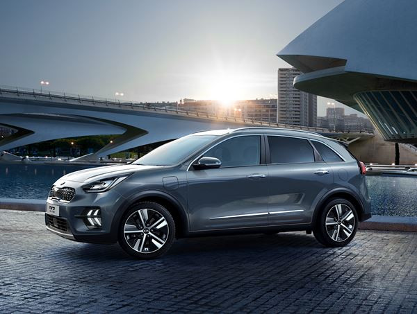 Le crossover Kia Niro hybride rechargeable au design modernisé en approche