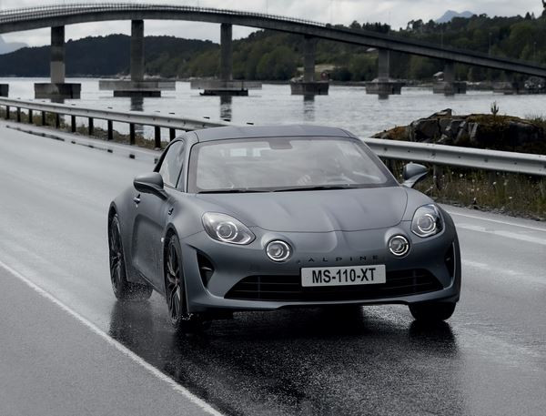 L'Alpine A110S délivre une puissance de 292 ch pour un poids de 1 114 kg