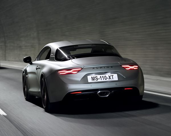 L'Alpine A110S délivre une puissance de 292 ch pour un poids de 1 114 kg