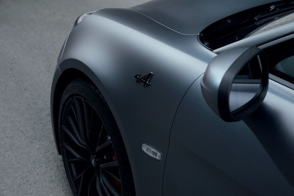 L'Alpine A110S délivre une puissance de 292 ch pour un poids de 1 114 kg