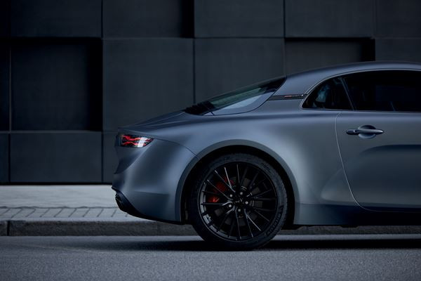 L'Alpine A110S délivre une puissance de 292 ch pour un poids de 1 114 kg