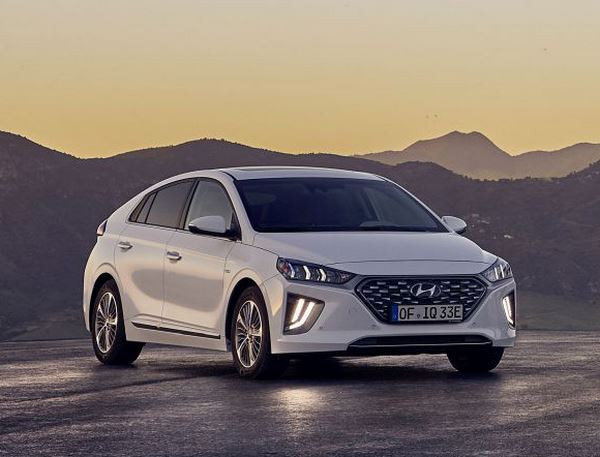 La Hyundai Ioniq plug-in restylée revendique une autonomie électrique de 52 km