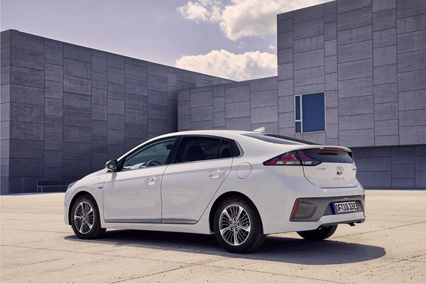 La Hyundai Ioniq plug-in restylée revendique une autonomie électrique de 52 km