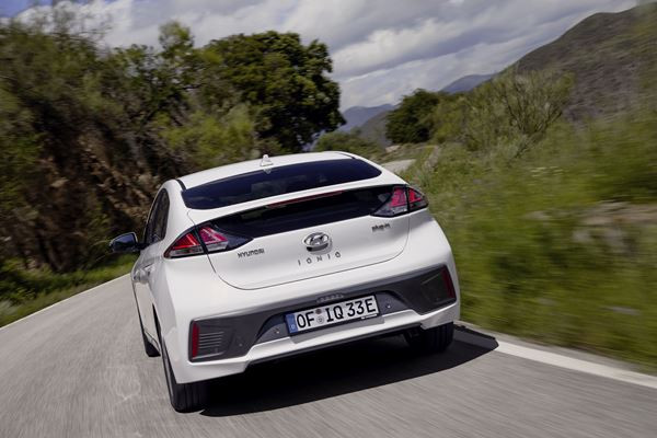 La Hyundai Ioniq plug-in restylée revendique une autonomie électrique de 52 km