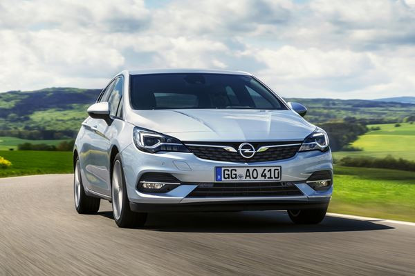 Opel Astra restylée: une berline compacte affûtée dotée de moteurs modernes