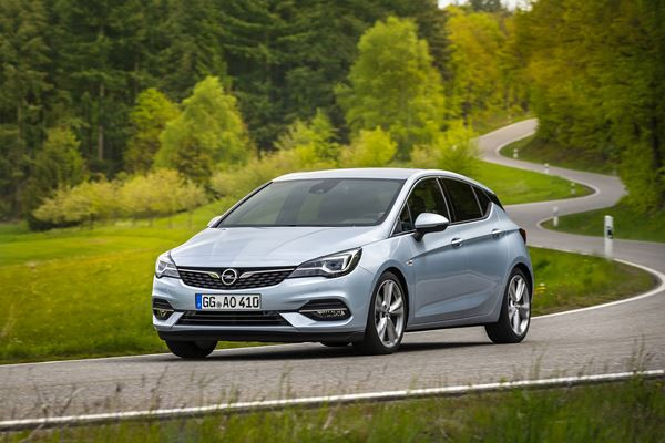 Opel Astra restylée: une berline compacte affûtée dotée de moteurs modernes
