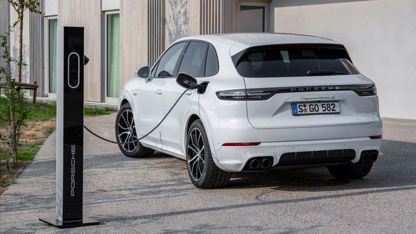 Le Porsche Cayenne se décline en version hybride rechargeable V8 de 680 ch