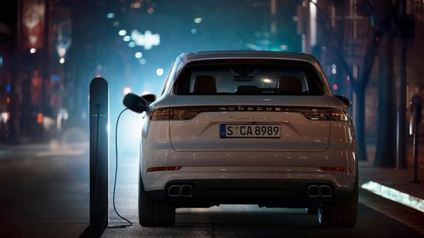 Le Porsche Cayenne se décline en version hybride rechargeable V8 de 680 ch