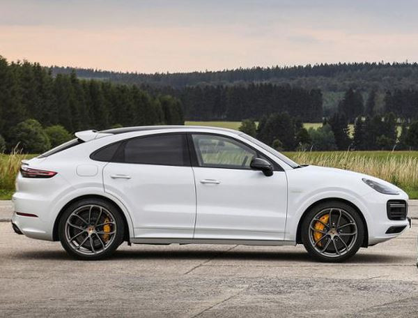 Le Porsche Cayenne Coupé V8 hybride rechargeable débite 680 ch