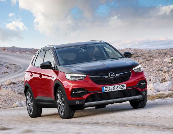 L'Opel Grandland X Hybrid4 300 ch quatre roues motrices en approche