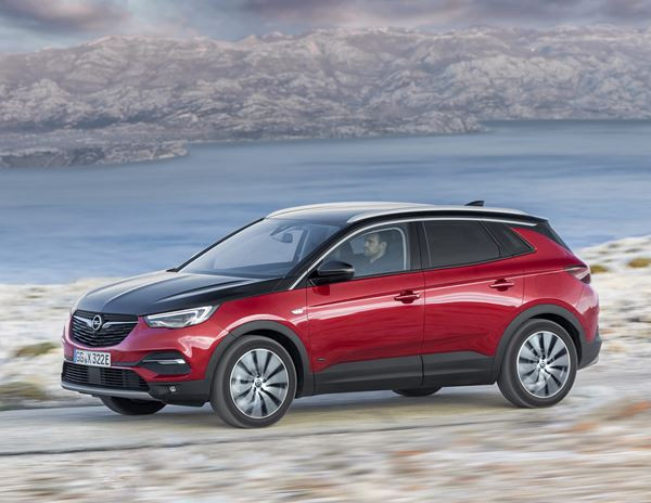 L'Opel Grandland X Hybrid4 300 ch quatre roues motrices en approche