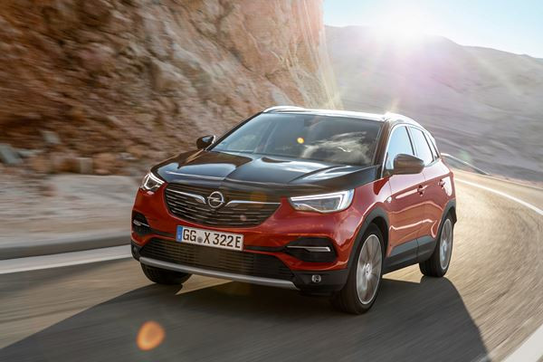L'Opel Grandland X Hybrid4 300 ch quatre roues motrices en approche