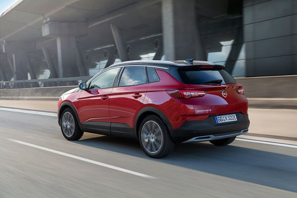 L'Opel Grandland X Hybrid4 300 ch quatre roues motrices en approche