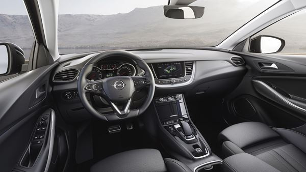 L'Opel Grandland X Hybrid4 300 ch quatre roues motrices en approche