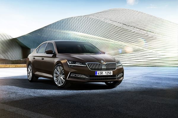 La Skoda Superb restylée affiche un design dynamique