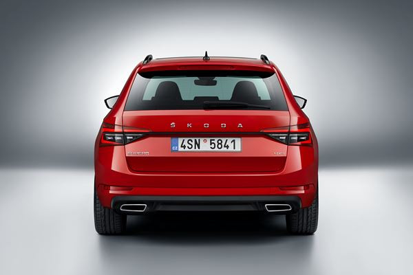 La Skoda Superb Combi revisitée propose des phares Matrix Full LED
