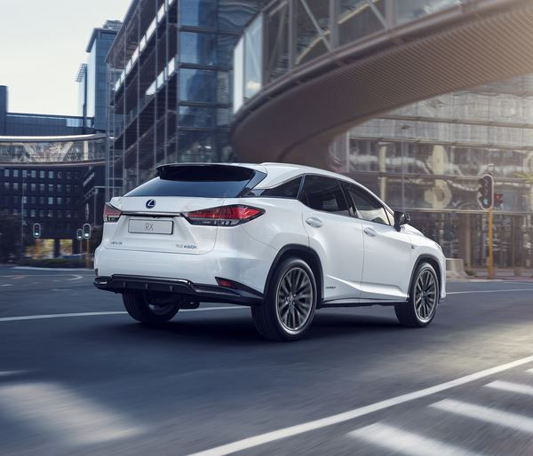 Le SUV Lexus RX restylé affiche une allure puissante et sportive