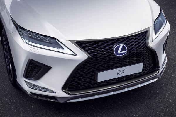 Le SUV Lexus RX restylé affiche une allure puissante et sportive