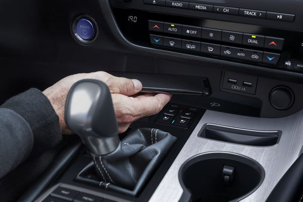 Le SUV Lexus RX restylé affiche une allure puissante et sportive