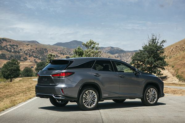 Le grand SUV sept places Lexus RX L restylé affiche une allure puissante et sportive