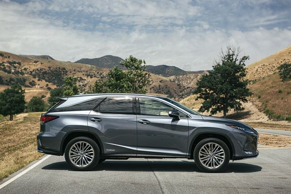 Le grand SUV sept places Lexus RX L restylé affiche une allure puissante et sportive