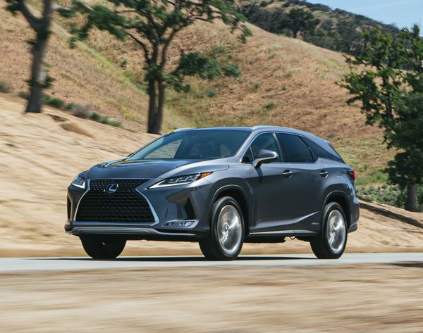 Le grand SUV sept places Lexus RX L restylé affiche une allure puissante et sportive