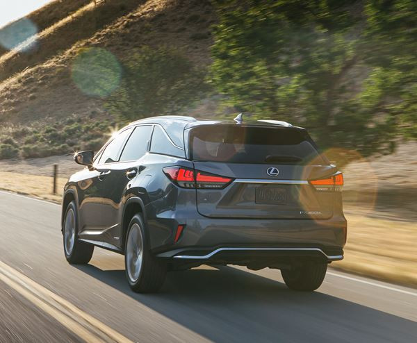 Le grand SUV sept places Lexus RX L restylé affiche une allure puissante et sportive