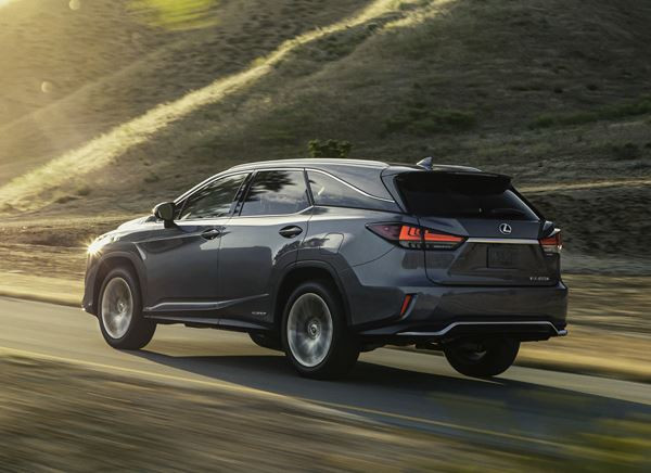 Le grand SUV sept places Lexus RX L restylé affiche une allure puissante et sportive
