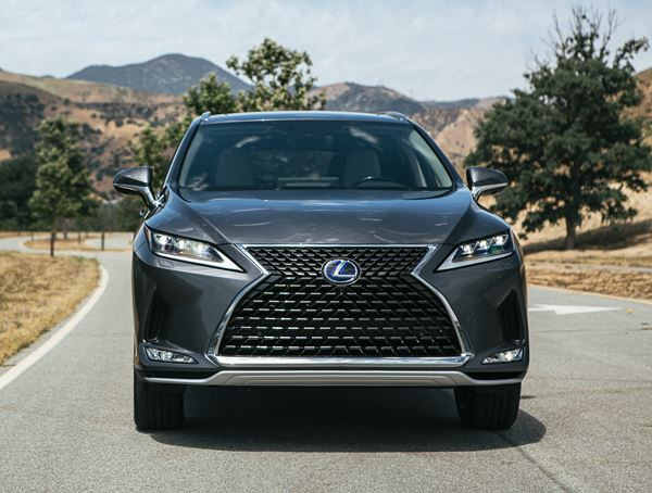 Le grand SUV sept places Lexus RX L restylé affiche une allure puissante et sportive