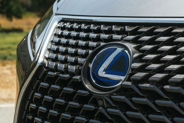 Le grand SUV sept places Lexus RX L restylé affiche une allure puissante et sportive