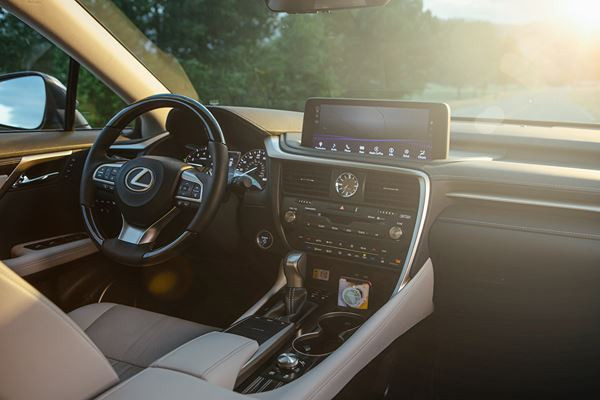 Le grand SUV sept places Lexus RX L restylé affiche une allure puissante et sportive