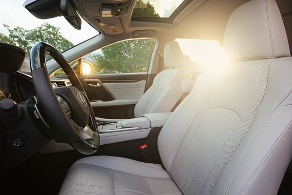 Le grand SUV sept places Lexus RX L restylé affiche une allure puissante et sportive