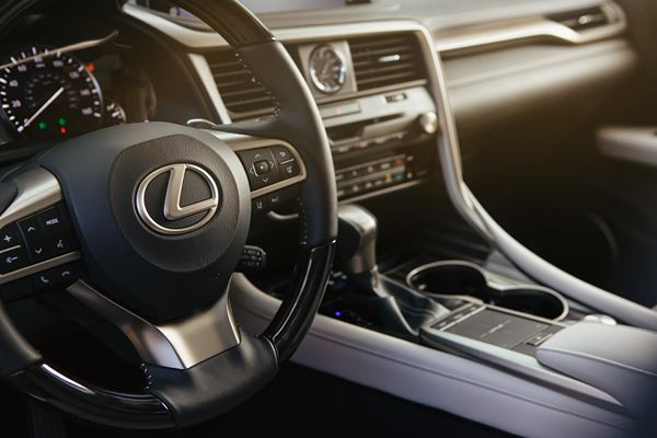 Le grand SUV sept places Lexus RX L restylé affiche une allure puissante et sportive