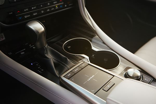 Le grand SUV sept places Lexus RX L restylé affiche une allure puissante et sportive