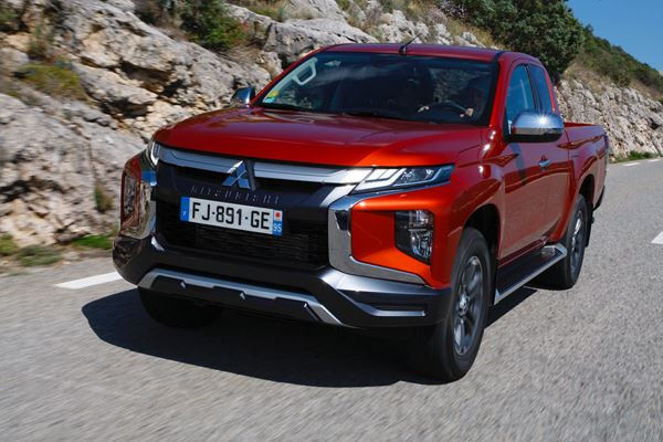 Le pick-up Mitsubishi L200 restylé affiche une face avant au dessin puissant