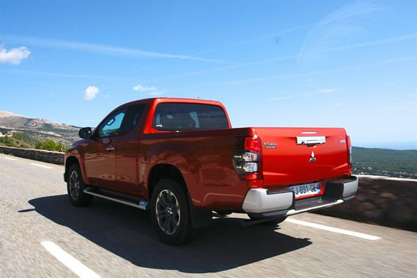 Le pick-up Mitsubishi L200 restylé affiche une face avant au dessin puissant