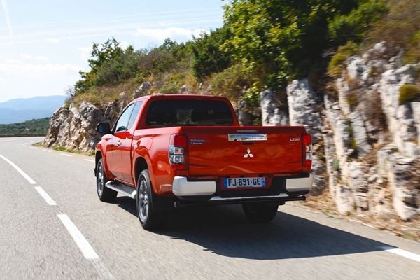 Le pick-up Mitsubishi L200 restylé affiche une face avant au dessin puissant