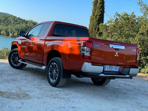 Le pick-up Mitsubishi L200 restylé affiche une face avant au dessin puissant
