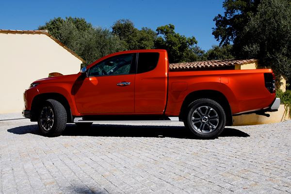 Le pick-up Mitsubishi L200 restylé affiche une face avant au dessin puissant